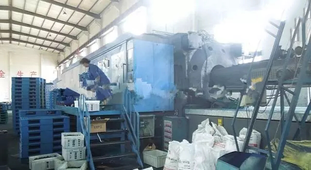 超級大注塑機！山東邦達塑料托盤的注塑現(xiàn)場